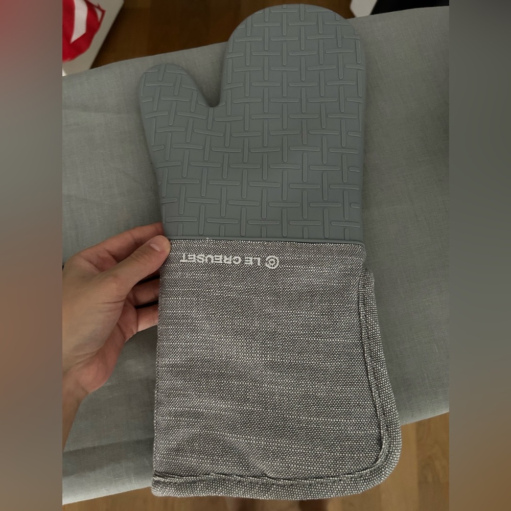 NWOT- Le Creuset Charbon (Gray) Oven Mitt (single mitt)